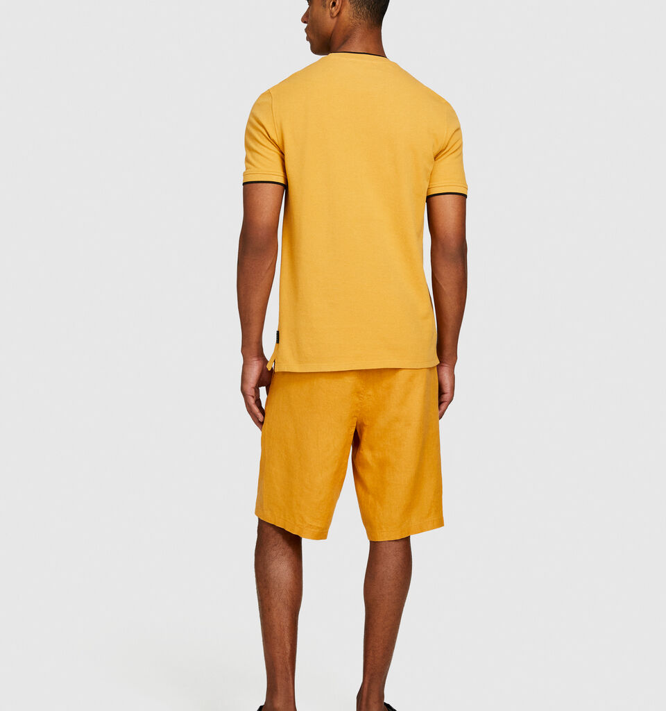 100% linen bermudas - men's shorts - Mustard | Sisley image number 3